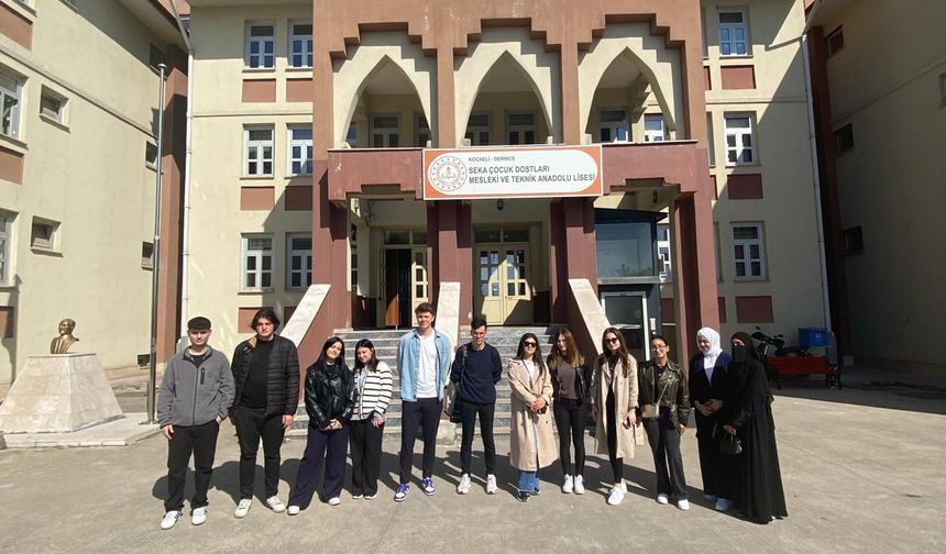 Öğrenciler, çevre kirliliği konusunda çocukları bilgilendirdi