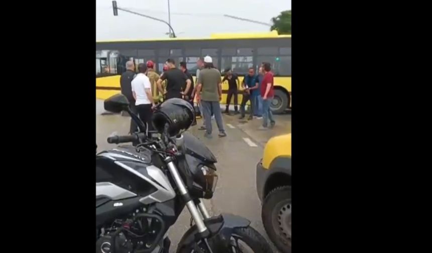 Yalova Yolu'nda motosiklet sürücüsü belediye otobüsüne çarptı