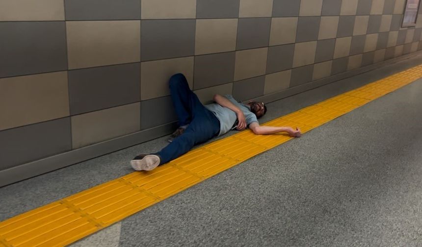 Bursa'da metroda uyuyan adam, uyarılara direndi