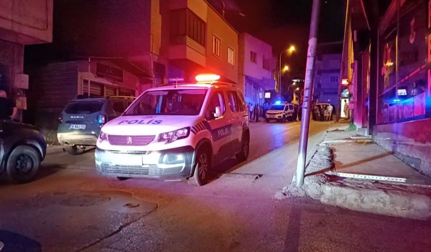 Polisin yakaladığı şüpheliyi korumak için polisleri böyle ezdi
