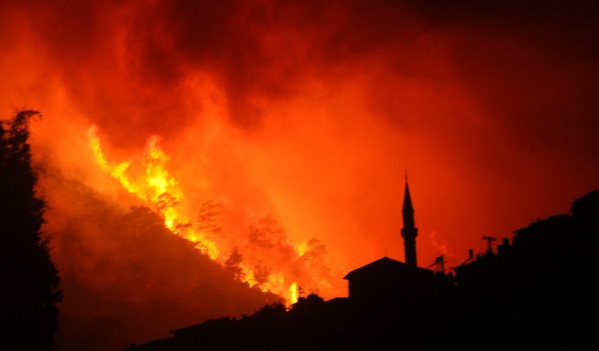 İzmir alev alev yanıyor