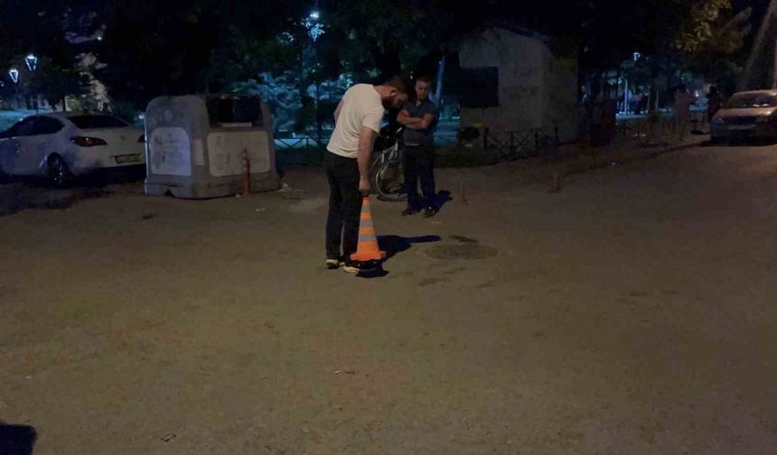 Kız arkadaşıyla yürürken bacağından vuruldu