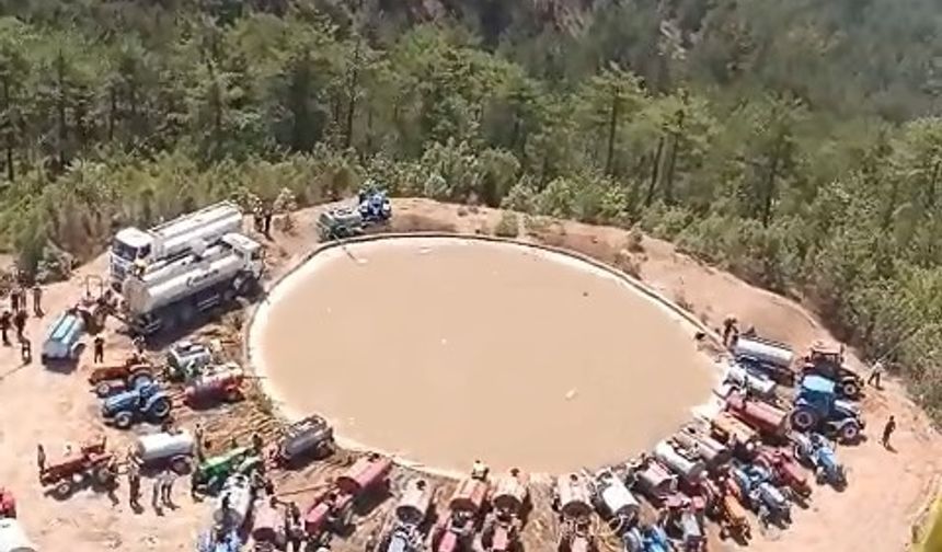 Bursa'da yangınlarda traktörlü çiftçi ordusu helikopterden görüntülendi