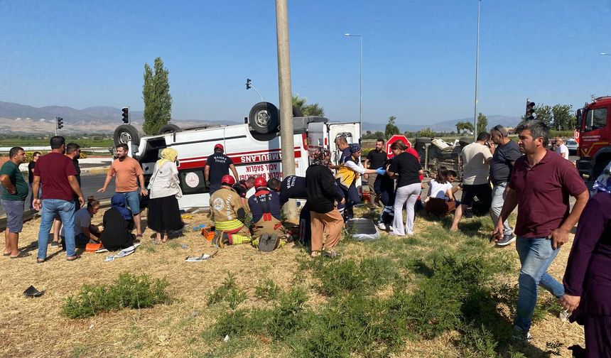 Ambulans otomobille çarpıştı: 1 ölü 8 yaralı