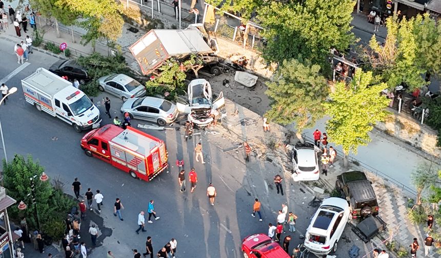 Freni patlayan kamyon 10 araca çarpıp, kanala düştü