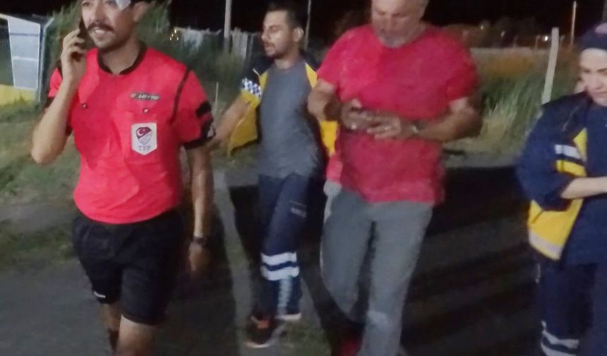 Hakem kırmızı kart gösterdi, futbolcu yumrukladı