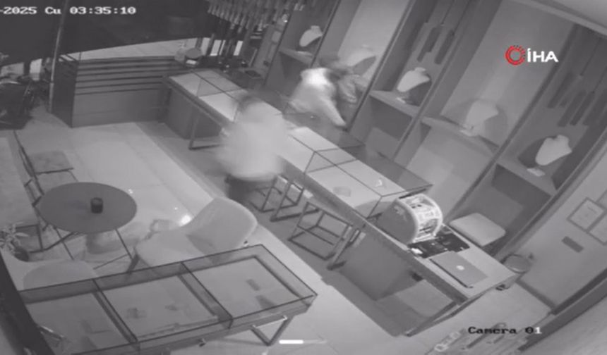 Kuyumcuya giren hırsızlar boş vitrinleri görünce şoke oldu