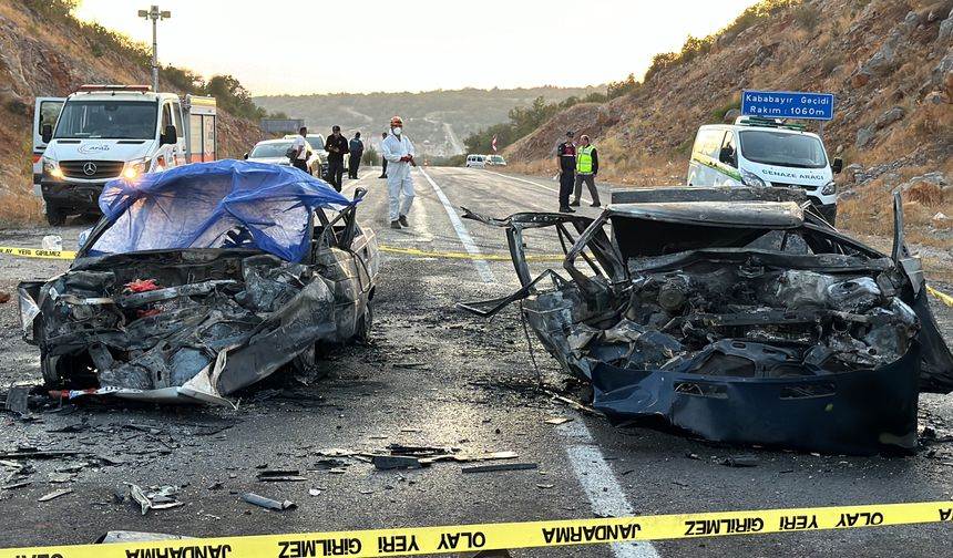 Kafa kafaya çarpışan iki otomobil alev aldı: 3 ölü, 5 yaralı