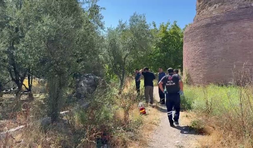 Bursa’da tarihi surların dibinde erkek cesedi bulundu
