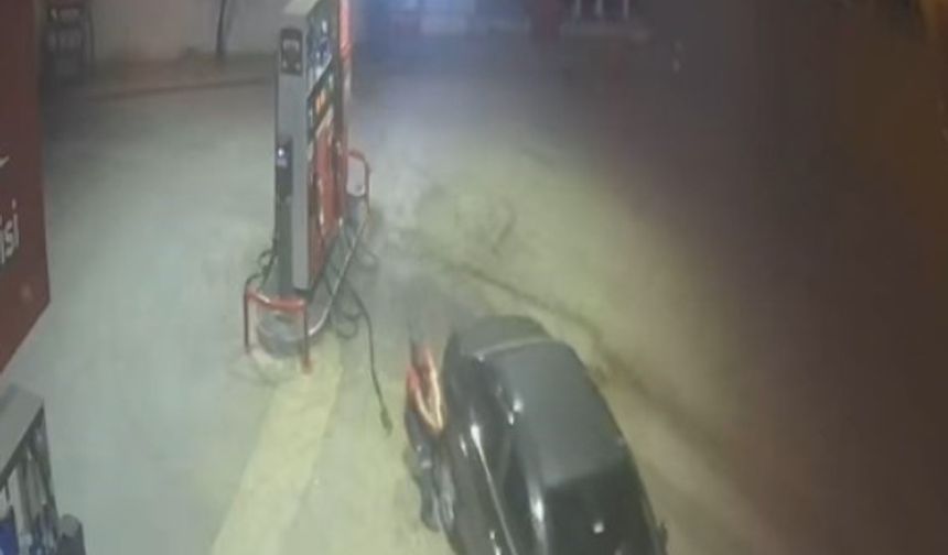Benzin koyduğu otomobil kayınca eliyle durdurmaya çalıştı