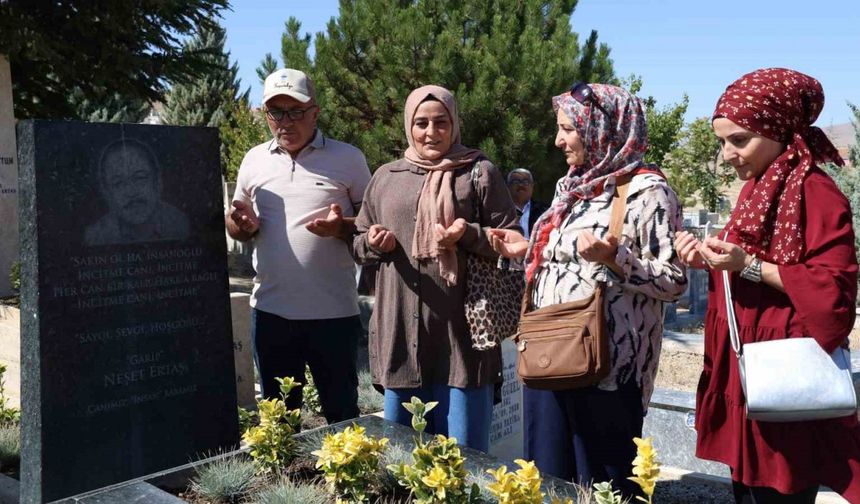 Neşet Ertaş kabri başında anıldı