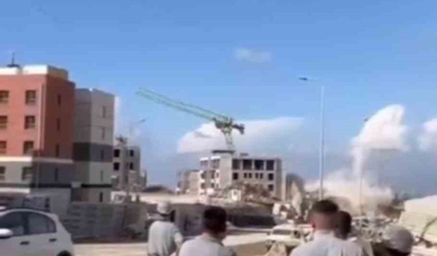 Dinamitle gerçekleştirilen patlatmada kule vinç yıkıldı