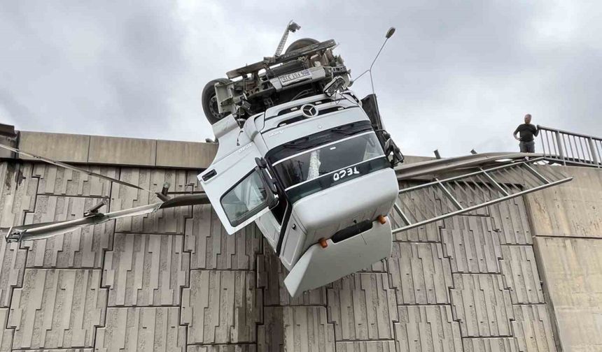 İzmir’de tır devrildi, kupası viyadükte asılı kaldı
