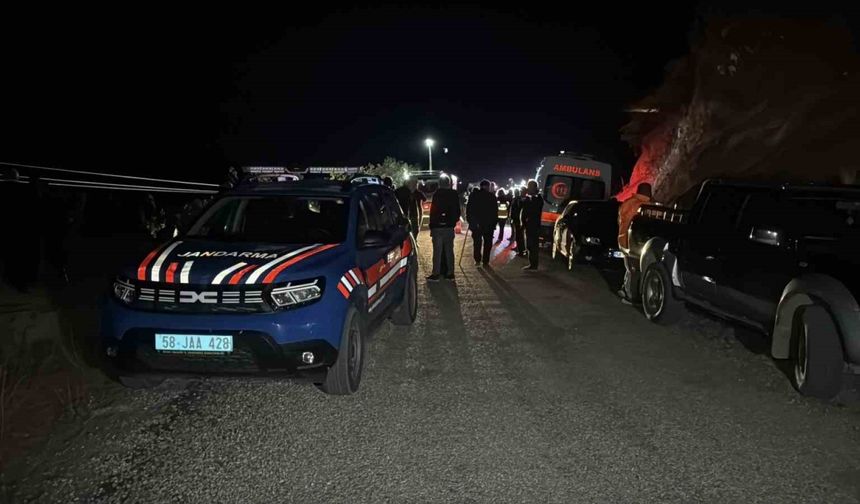 Sivas’ta feci kaza: Otomobil uçuruma yuvarlandı, 4 kişi hayatını kaybetti