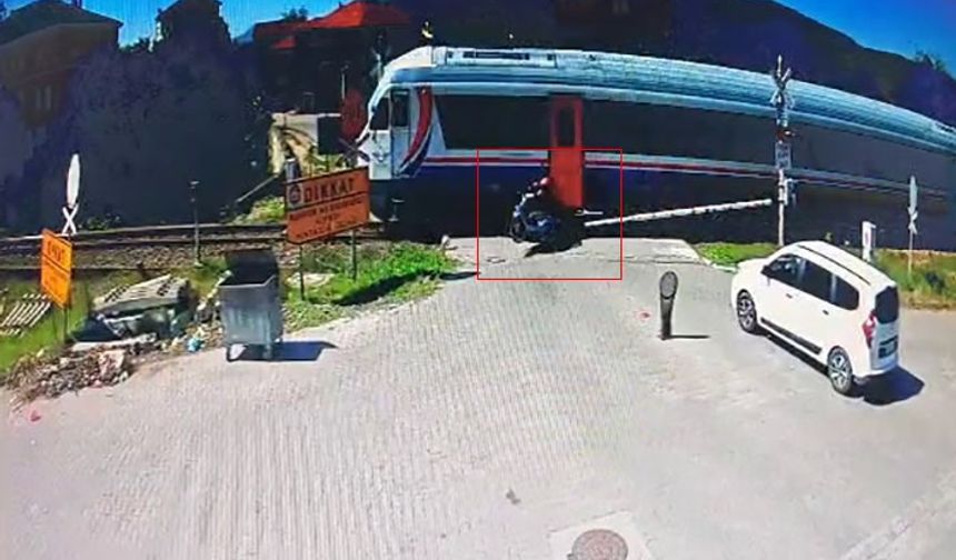 Bariyeri kapalı olan hemzemin geçitten geçerken tren çarptı