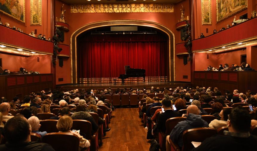 Bursa Devlet Tiyatrosu'nda alıkoyma iddiası!!