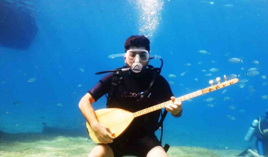 Deniz dibinde saz çalıp türkü söyledi