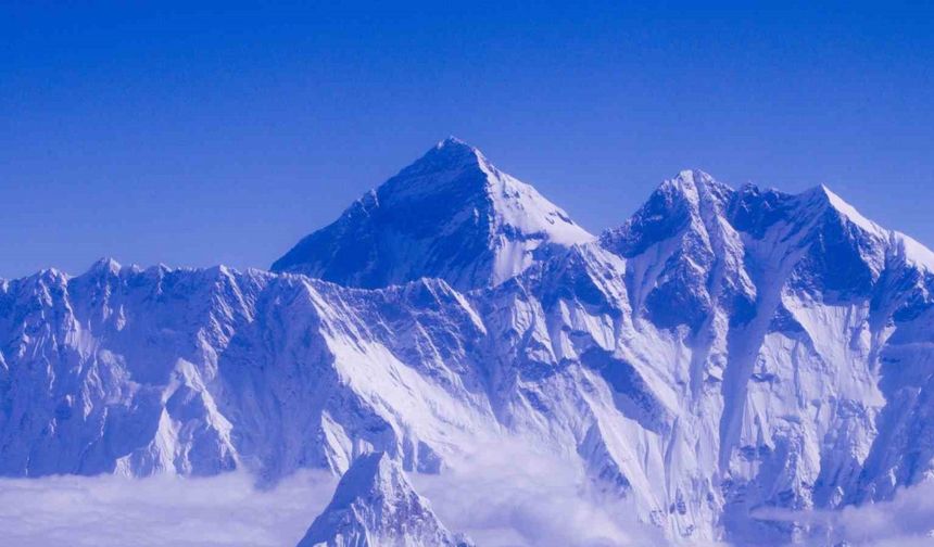 Everest’te kurtarılmayı bekleyen 200 dağcı tahliye edildi