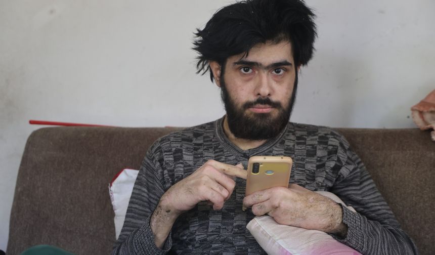 Depremzede genç 3 yıldır dışarı çıkmıyor