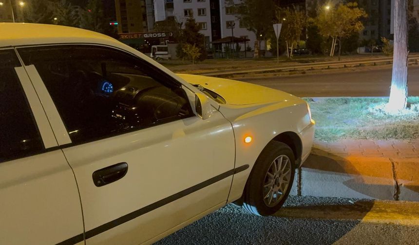 Seyir halindeyken uyuyan sürücü, kaza sonrası da uyumaya devam etti