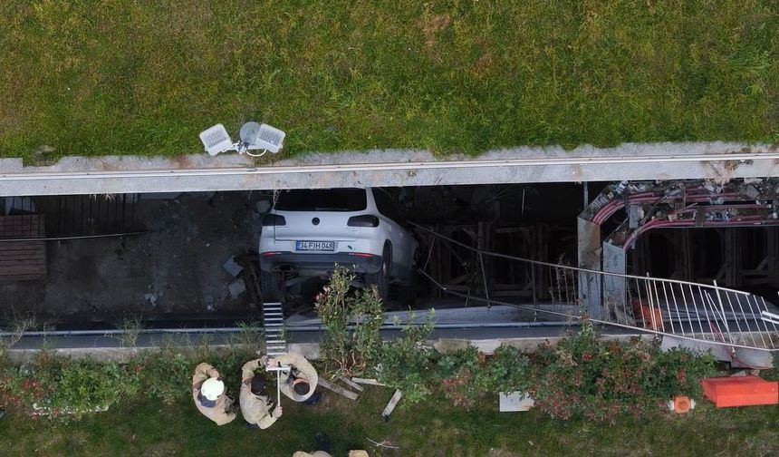 Otoparktan çıkan kadın sürücü araçlara çarparak boşluğa düştü