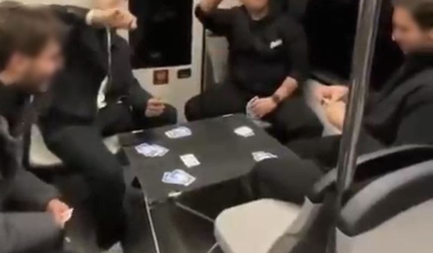 Gençler, Bursa metrosunda masa kurup batak oynadı