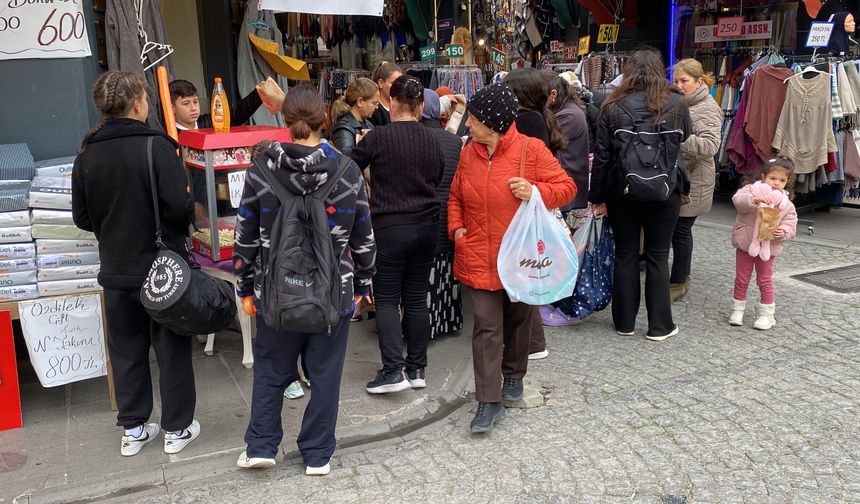 Dükkan önü kalabalık görünsün diye her gün onu yapıyor
