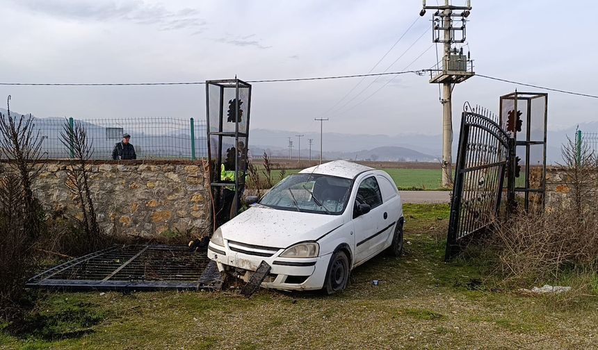 Kaza sonrası araçta bayılan sürücü donmak üzereyken bulundu