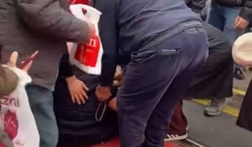 Bursa'da raylardan geçmek isteyen adama tramvay çarptı