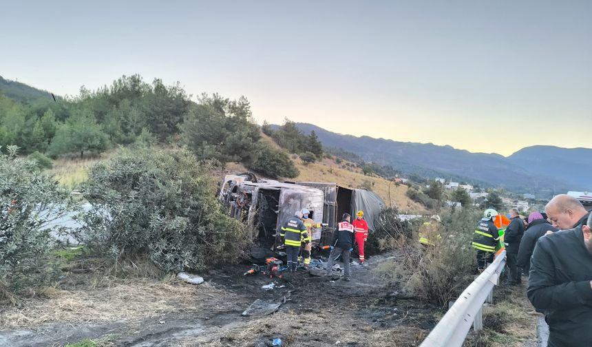 Kazada tırdaki 2 kişi öldü, taşınan anguslar otobana dağıldı