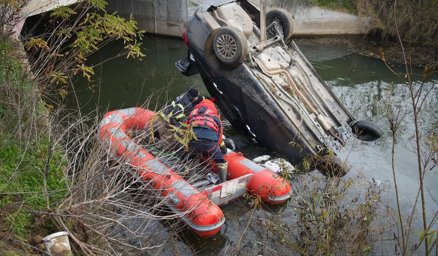 Kazada ölen arkadaşını araçta bırakıp kaçtılar