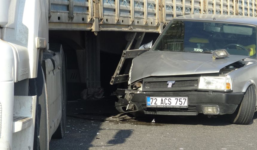 Otomobil, tırın dorsesinin altında kaldı: Sürücünün burnu bile kanamadı