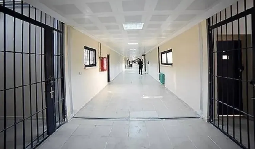 İzmir Cezaevi'nde hükümlü, gardiyana saldırdı: 2 yaralı