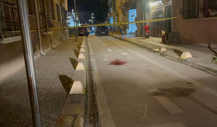 'Kız' kavgası kanlı bitti: 4 yerinden bıçaklanan genç ağır yaralandı