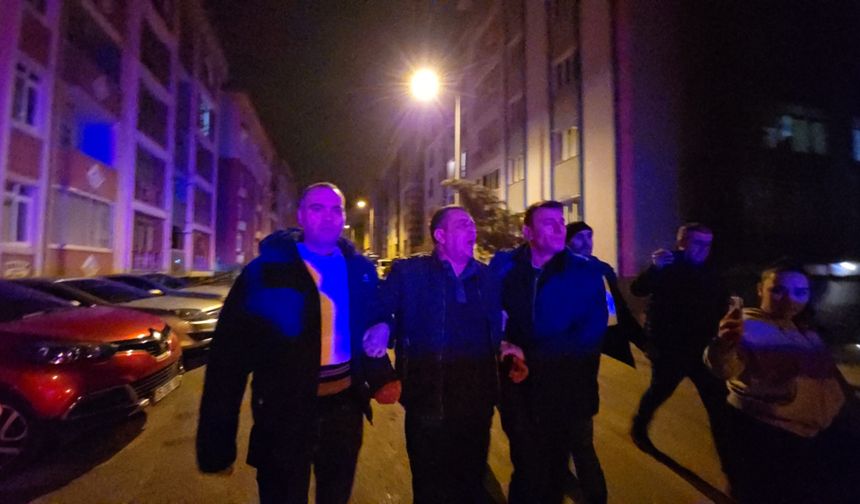 Kapısına gelen kızının erkek arkadaşını ayağından vurdu