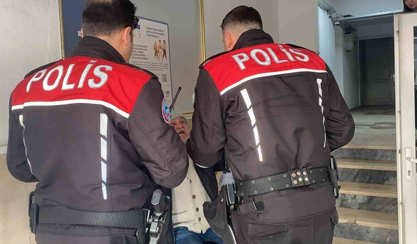 Alkollü bir vatandaş, yardım aldığı vakıfta olay çıkardı