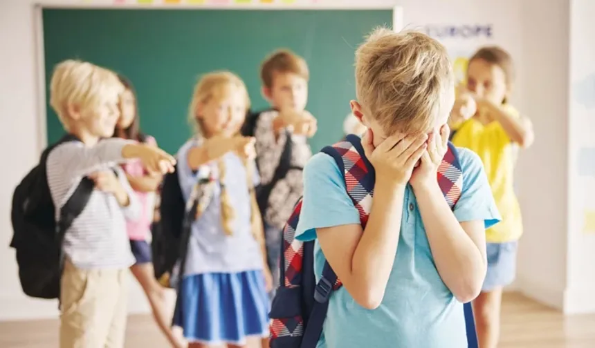 Akran zorbalığının nedeni; Aile tutumu ve sosyal medya