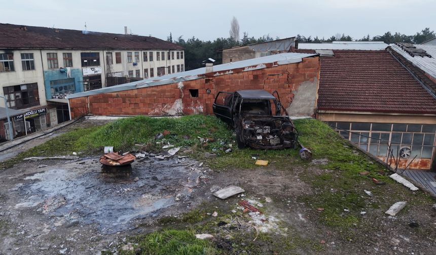 20 yıldır binanın tepesinde kalan aracın gizemi ortaya çıktı