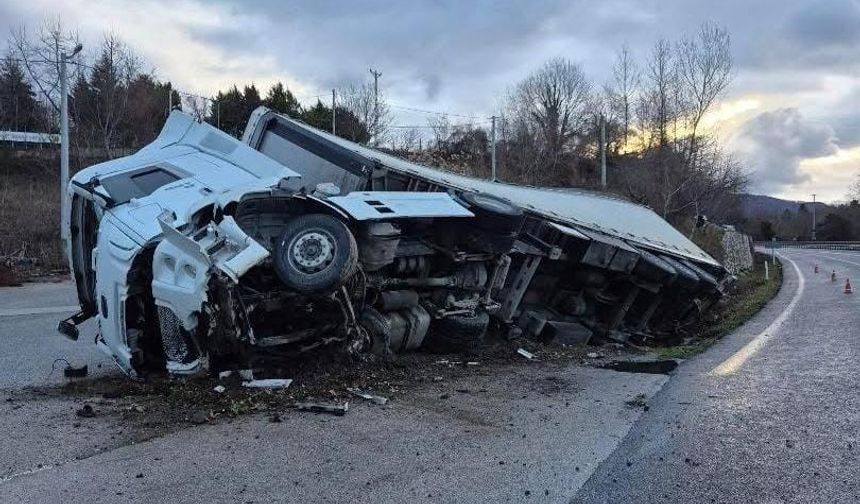 Bursa'da direksiyon hakimiyetini kaybeden tır kanala uçtu