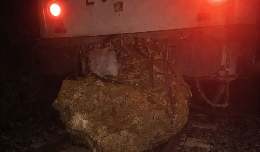 Düşen kaya treni raydan çıkardı, yolcular otobüslerle nakledildi