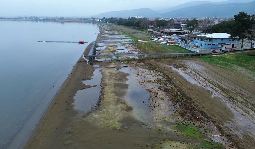 İznik Gölü'nde, yağışlara rağmen çekilme sürüyor