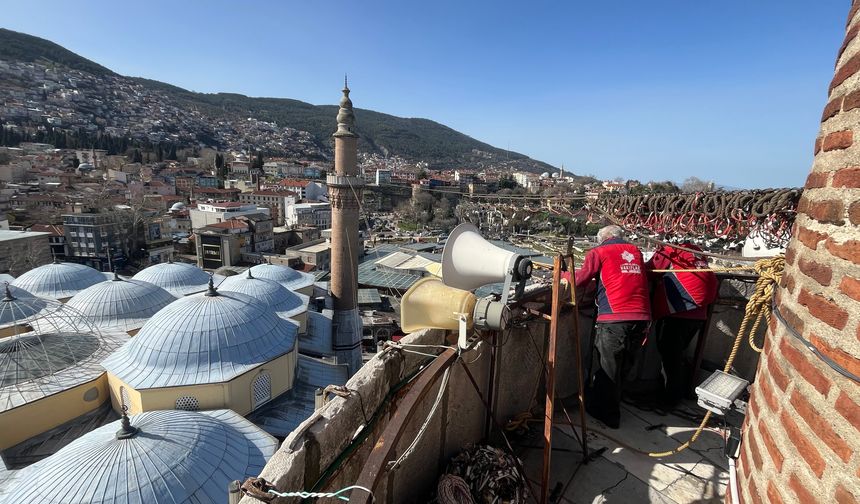 Bursa Ulu Cami'ye Ramazan mahyası asıldı