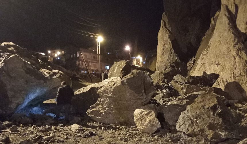 Hakkari'de dev kayalar mahalle yoluna düştü