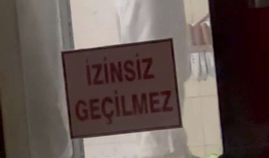 Tatlı hamurunu ayağıyla çiğnedi