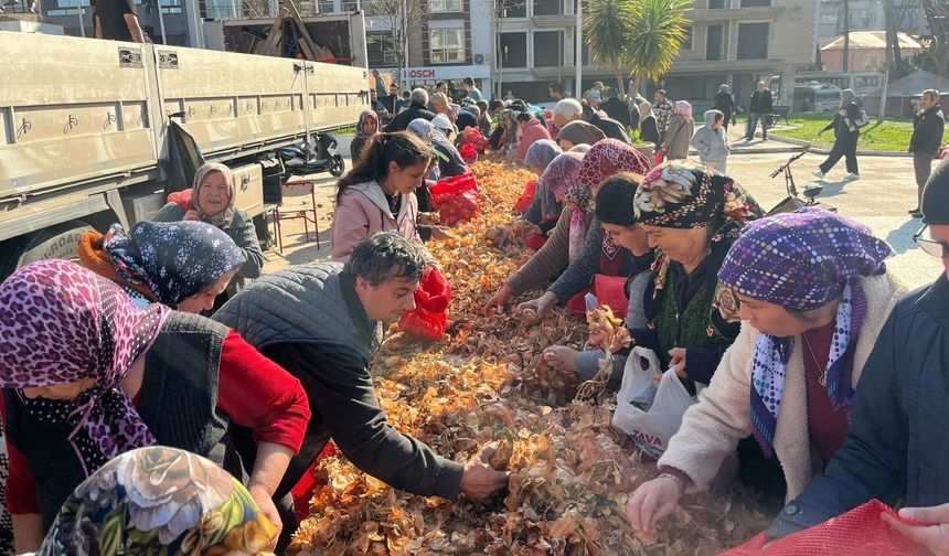Hayır için dağıtılan tonlarca soğan bir saatte tükendi