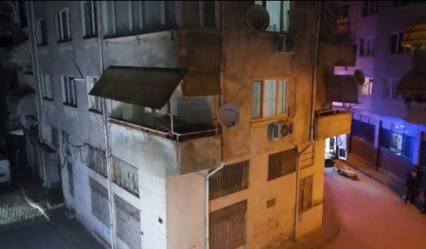 Gemlik'te hasarlı apartman tahliye edildi, sokak trafiğe kapatıldı