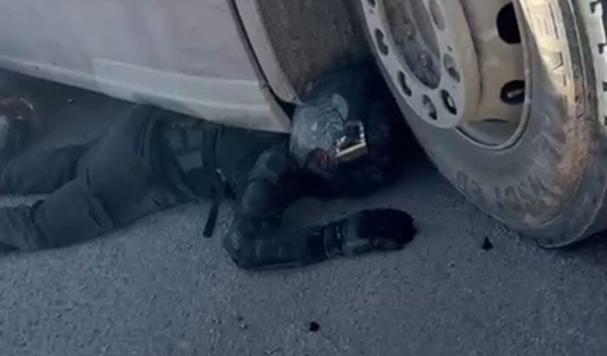 Motosiklet sürücüsü tırın altına girdi!! Mucize kurtuluş