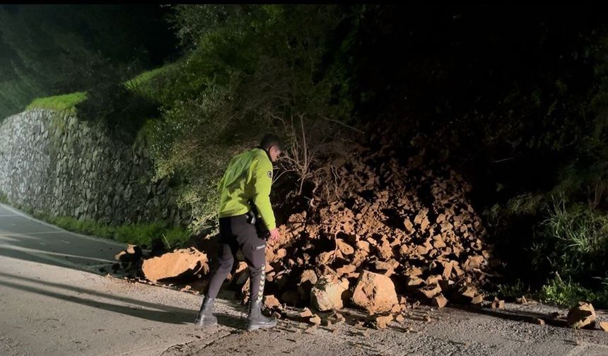 Nilüfer Çalı Mahallesi'nde tehlikeli heyelan!! Araç kıl payı kurtuldu