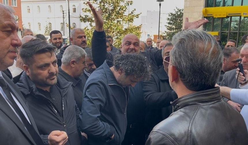 Bursa'da halk otobüsü esnafı belediye önünde toplandı