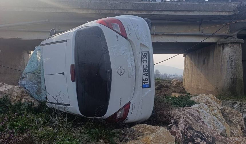İnegöl'de kontrolden çıkan araç köprüden uçtu